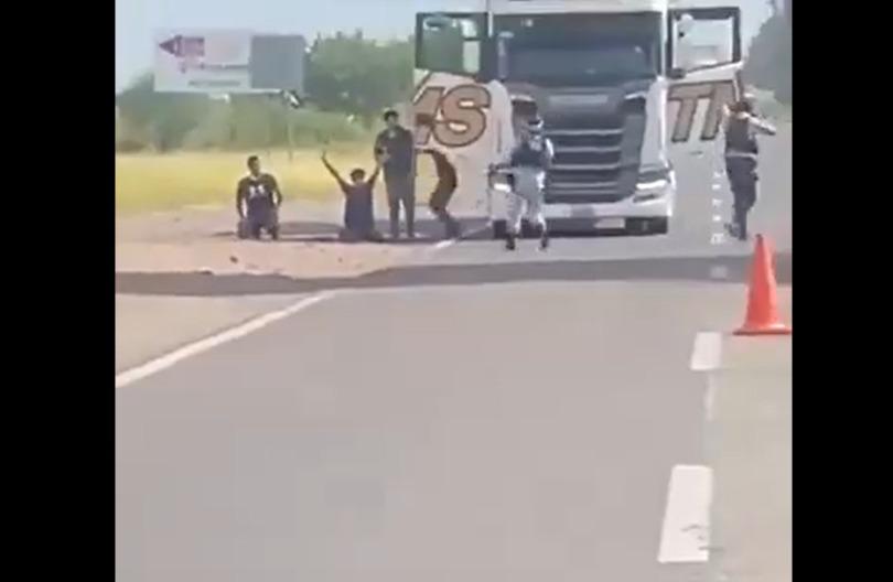 $!Captan en video momento en que la Guardia Nacional somete a quienes se habían robado un tráiler