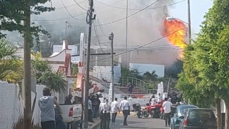 Bomberos y Protección Civil acudieron para sofocar el fuego en el restaurante.