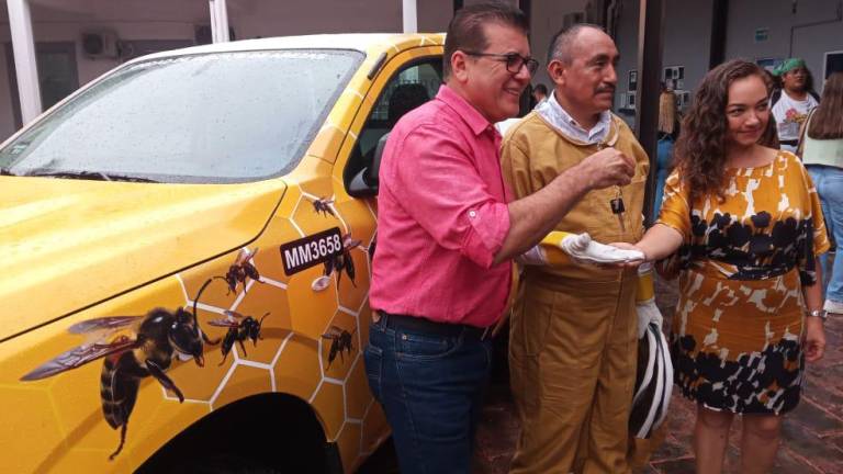 Camioneta entregada a la Unidad de Protección a las Abejas.