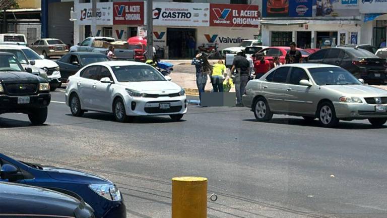 El joven quedó herido frente al negocio de venta de autos usados por la calzada Heroico Colegio Militar, al sur de Culiacán.