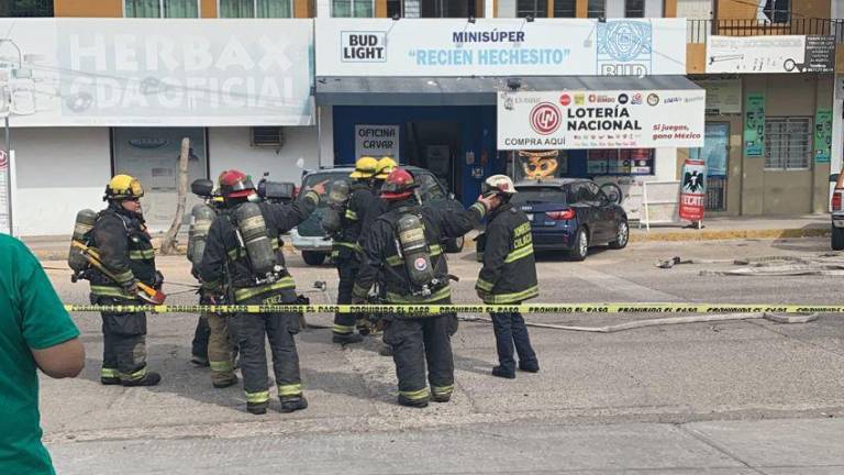 Grupos de emergencia acudieron al negocio en la colonia Jorge Almada para atender la situación y evacuar a las personas que estaban en el lugar.