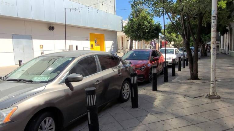 En calles donde hay señalética que prohíbe estacionarse, había vehículos apagados y estacionados.