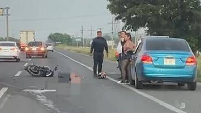 El motociclista quedó tendido sobre el pavimento junto a su unidad.