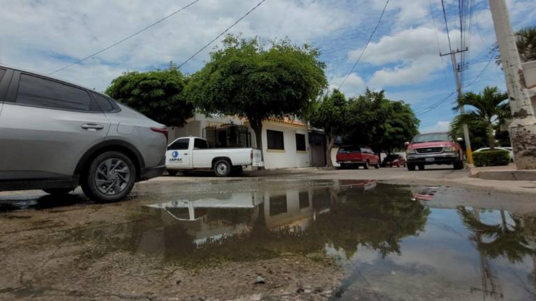 Brote de aguas negras que surge en la avenida Mariano Romero, en la colonia Chapultepec.