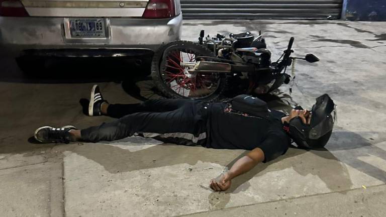 Tras el impacto, el motociclista salió proyectado hacia la banqueta donde chocó contra una base de concreto y contra un auto.