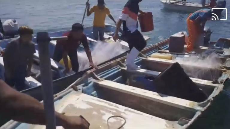 Pescadores del norte de Sinaloa después de un choque con una lancha de la Secretaría de Marina en altamar.