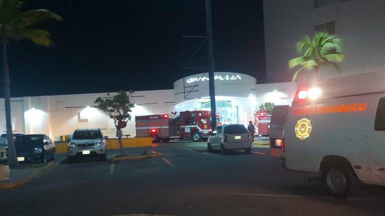 Evacuan plaza comercial en Mazatlán tras fuerte olor a gas