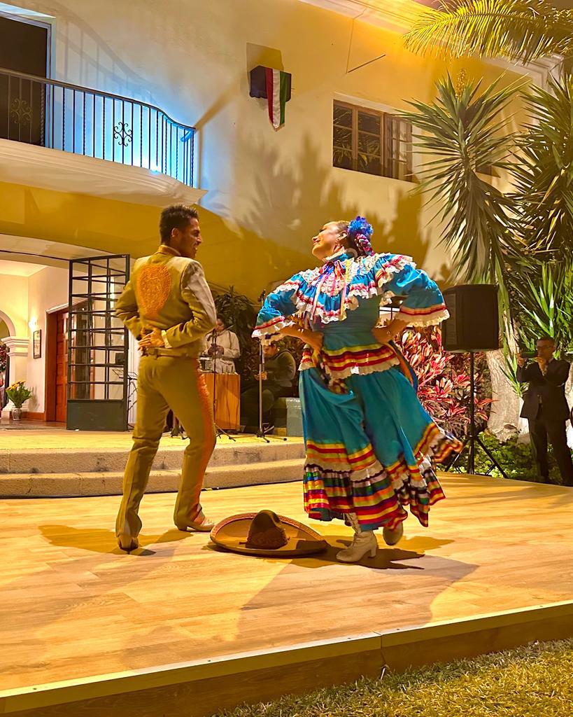 $!Ovacionan en Perú al Ballet Folklórico de Cultura Mazatlán