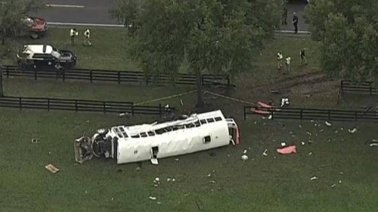 Choque entre camioneta y autobús que transportaba jornaleros deja al menos 8 muertos en Florida, en EU