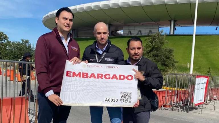 Los letreros de embargado en el estadio de Chivas.