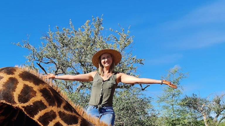 Cazadora presume en Sudáfrica el corazón de una jirafa... y provoca indignación