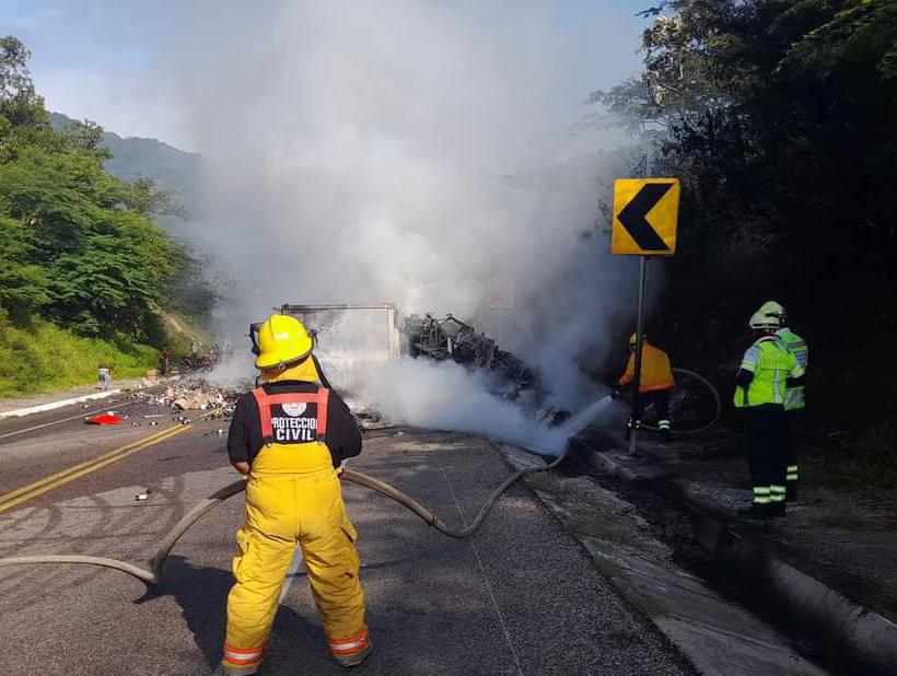 $!Tráiler cargado de cerveza vuelca y se incendia en la Durango-Mazatlán