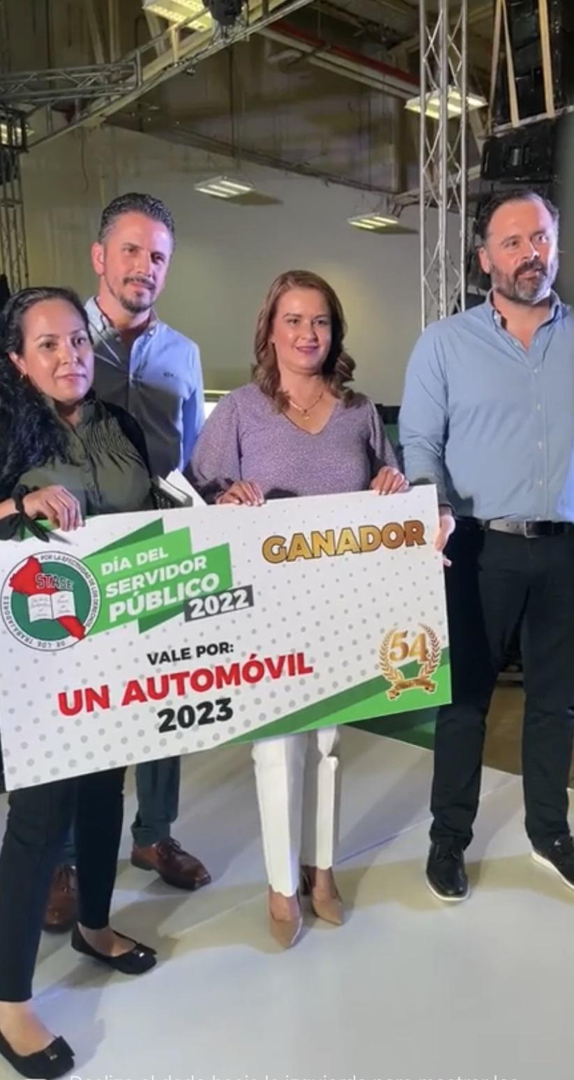 $!Juana Elizabeth Chávez se hizo acreedora de un automóvil.