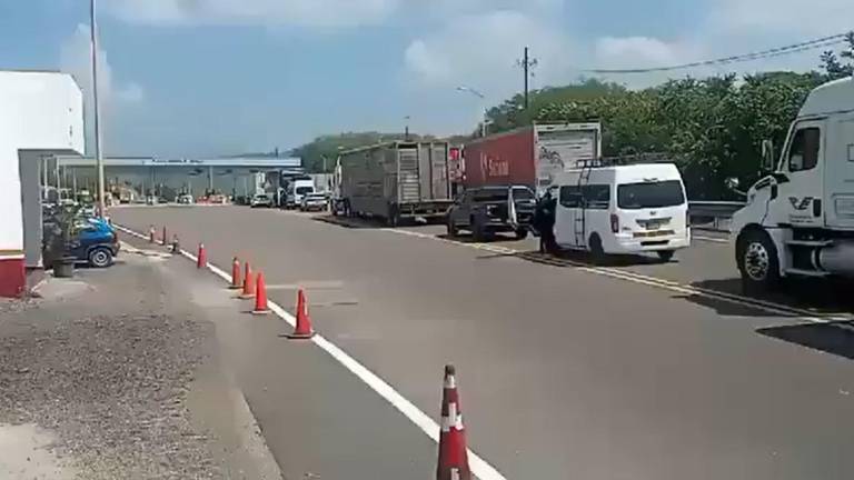 El bloqueo ocurrió en el kilómetro 165 de la Autopista Mazatlán-Durango.