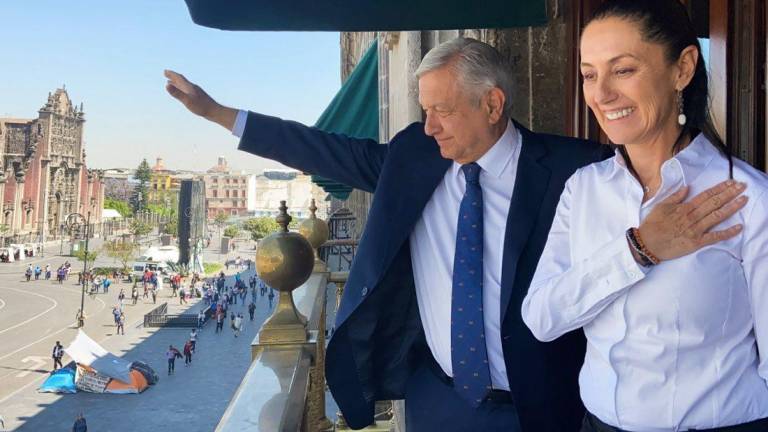 La entonces Presidenta electa Claudia Sheinbaum con el Presidente saliente Andrés Manuel López Obrador desde un balcón de Palacio Nacional.