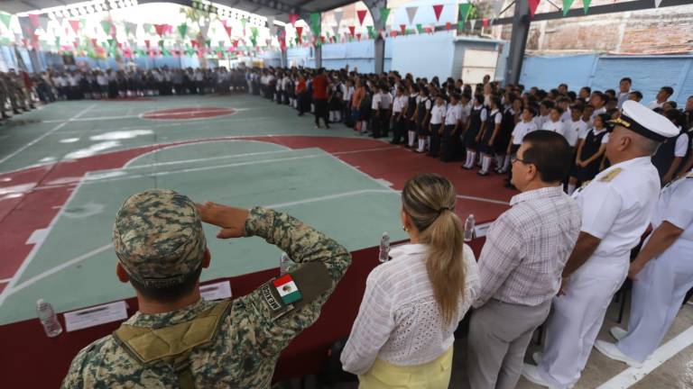 Anima Alcalde de Mazatlán a estudiantes de Secundaria a ser personas de bien durante Lunes Cívico