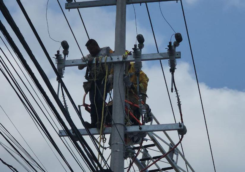 $!Hombre electrocutado moviliza a cuerpos de auxilio en Mazatlán y lo rescatan vivo