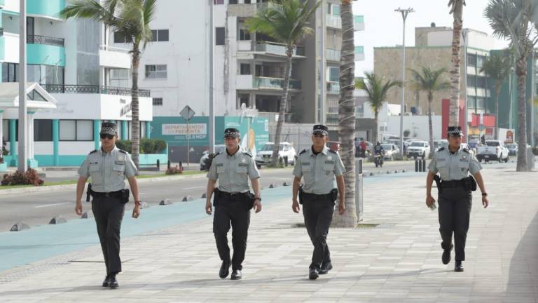 Elementos de la Guardia Nacional vigilan el área turística de Mazatlán.