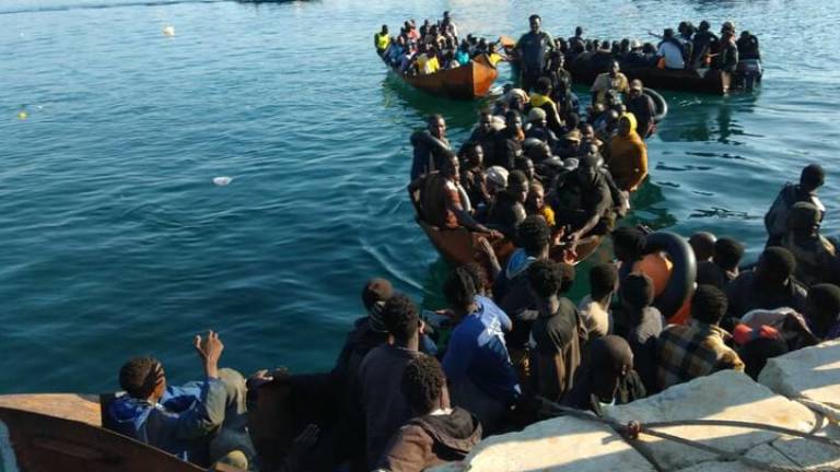 En tres días, se ha registrado la llegada de cerca de 7 mil migrantes, una cifra que es mayor al número de habitantes de la isla Lampedusa.