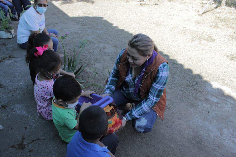 $!Comunidades apartadas de Rosario reciben despensas; los niños, dulces y juguetes