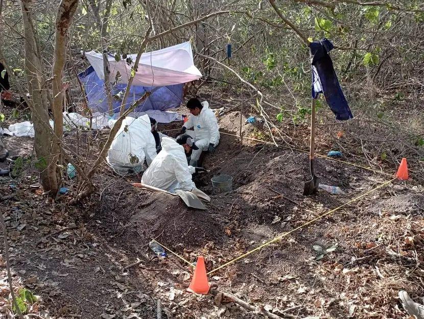 $!Búsqueda de restos humanos en la localidad colimense de Cerro de Ortega, donde fueron halladas 55 fosas clandestinas.