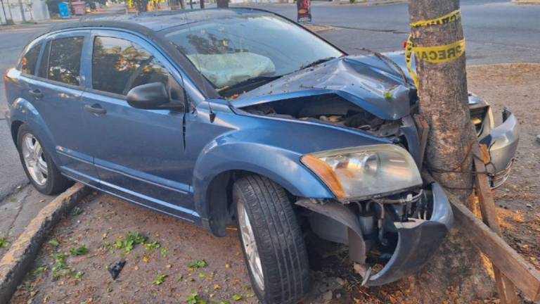 Localizan auto accidentado y abandonado en La Campiña, en Culiacán