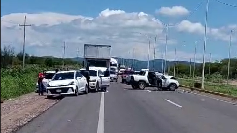 El accidente se registró en el sentido de oriente a poniente de la carretera La Costerita, al sur de la ciudad de Culiacán.