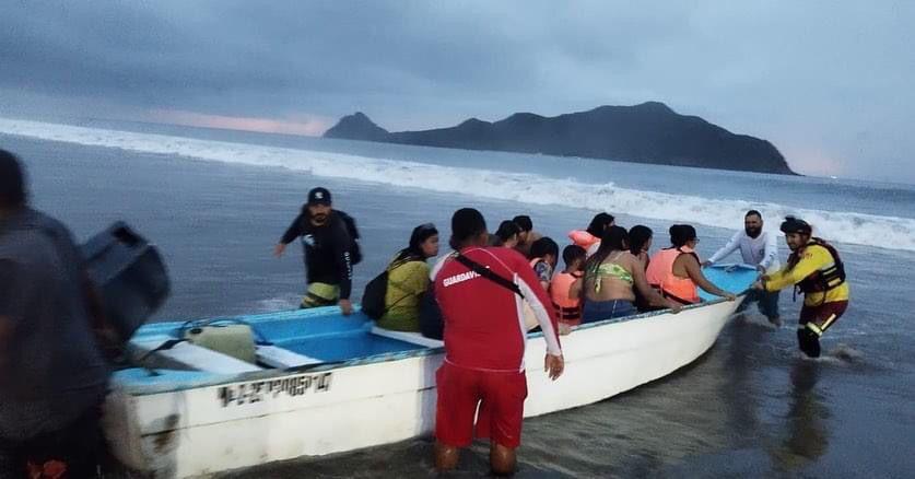 $!PC rescató a 106 personas de inundaciones por tormenta en Mazatlán