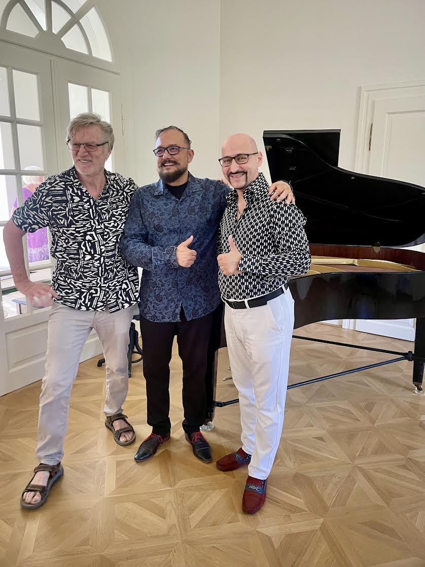 $!Joel Juan Qui, junto a Pavel Polka, director del Želiezovce Múzeum y Richard Rikkon, pianista eslovaco.