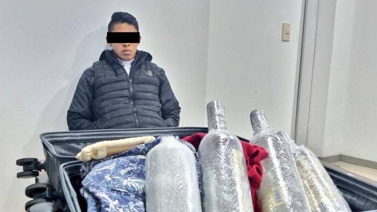 Detienen a mexicano que intentó ingresar a Paraguay con droga oculta en botellas de tequila