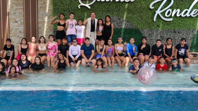 Con piscinada disfrutan alumnos de la Escuela Primaria Margarita Maza de Juárez su graduación.