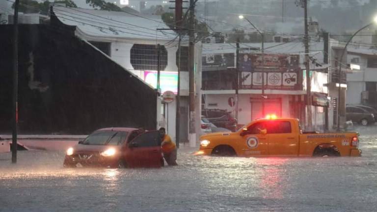 Deja lluvia en Culiacán daños en vehículos, árboles caídos y encharcamientos