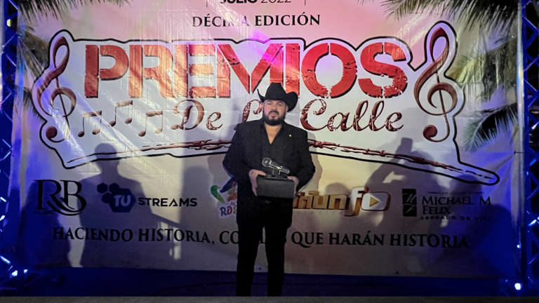 Fernando Ríos Román se lleva el premio por mejor dueto junto al finado Ariel Camacho.