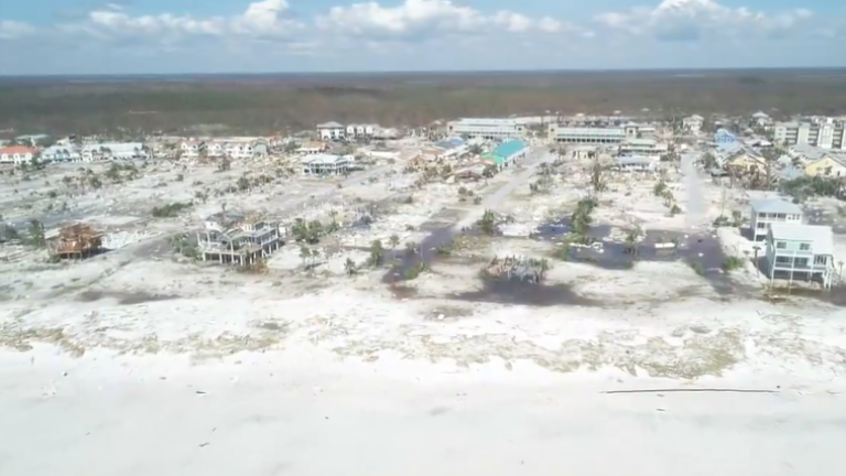 Devastación en una playa de Florida tras el paso del huracán Helene.