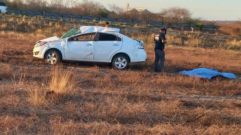 El automóvil Chevrolet Aveo perdió el control en la rampa de salida de la Autopista Mazatlán-Durango.