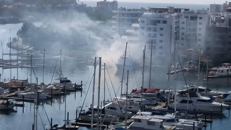 Se incendian dos yates en La Marina Mazatlán