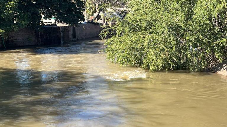 Hombre cae a un canal de Valle Alto, en Culiacán, lo rescatan y lo internan en un hospital