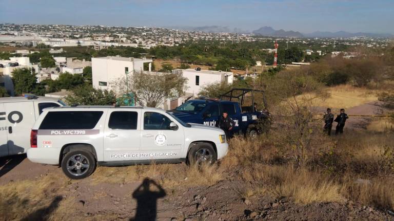 Agentes de la Policía Estatal resguardaron el lugar del hallazgo en el fraccionamiento Alturas del Sur, en Culiacán.