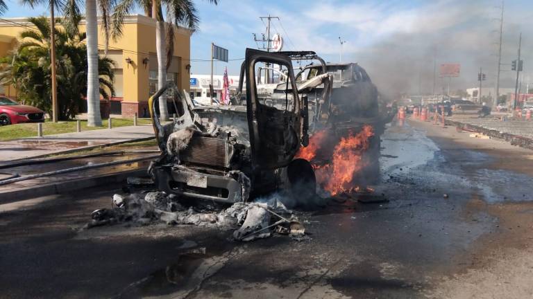 Incendian camioneta que transportaba grúa en la salida norte de Culiacán