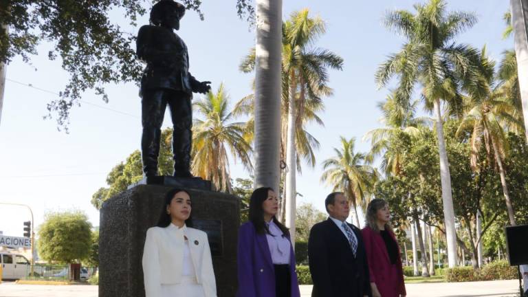 Se realizaron los honores al lábaro patrio e izamiento de bandera a media asta.