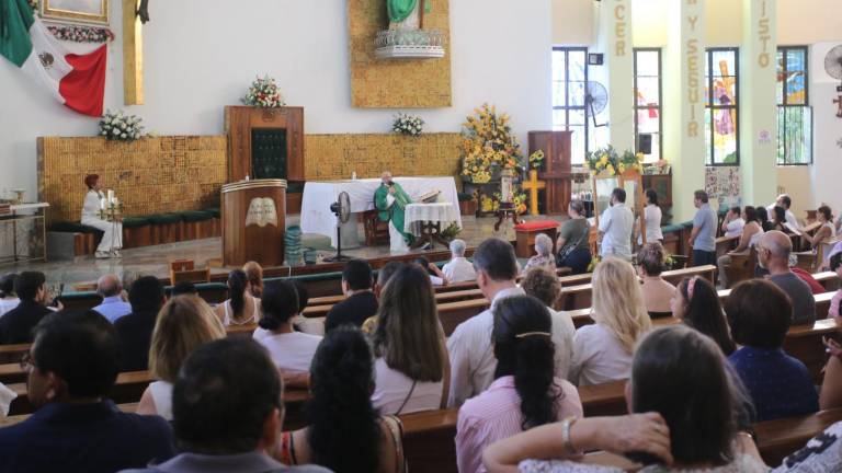 El padre Horacio Hernández, párroco de San Judas Tadeo, en la celebración de la Santa Misa en honor a los jinetes y feligreses.