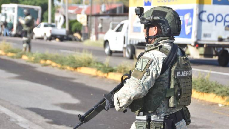 Militares participaron en los operativos para levantar los bloqueos carreteros en Culiacán.