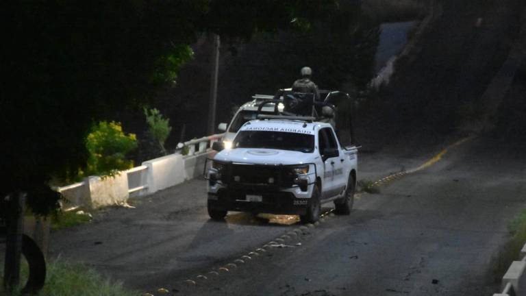 Media docena de armas de fuego aseguradas, casi 5 mil cartuchos y hasta un artefacto explosivo, fueron asesurados este fin de semana en tres municipios de Sinaloa.