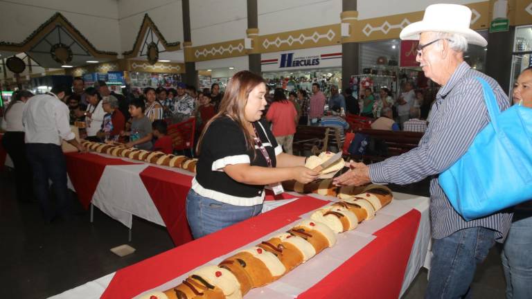 Celebra Casa Ley con sus clientes el Día de Reyes con una gigante Rosca