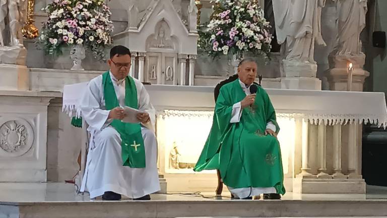 Misa dominical oficiada por el Obispo de Mazatlán en la Catedral Basílica de la Inmaculada Concepción.