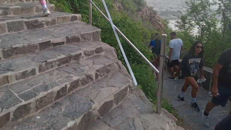 Turistas frecuentan el faro de Mazatlán pese a que el mirador de cristal sigue cerrado