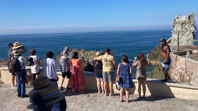 Algunos cruceristas prefirieron avanzar hacia Olas Altas, los miradores del Paseo del Centenario y la glorieta Sánchez Taboada.