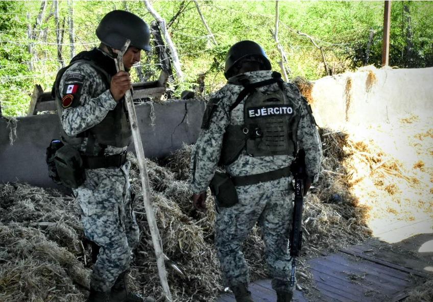 $!Hallan laboratorio subterráneo en Navolato; elaboraban droga sintética y tenían armas