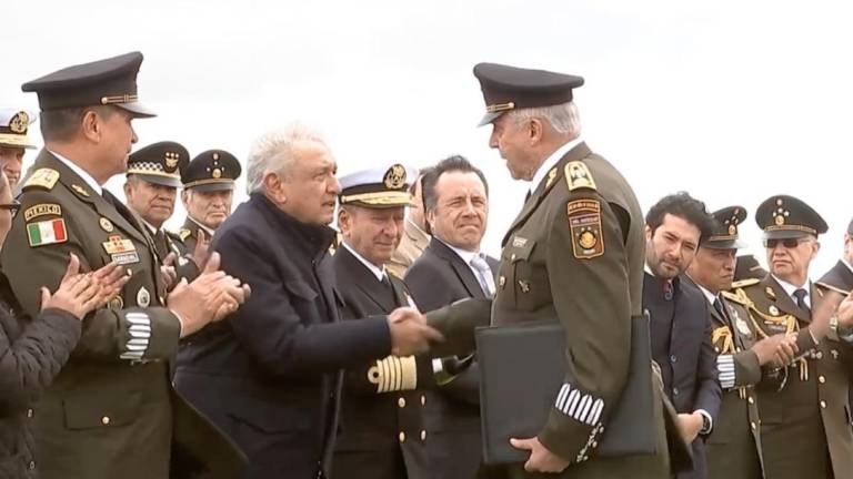 El General Salvador Cienfuegos Zepeda saluda al Presidente Andrés Manuel López Obrador.