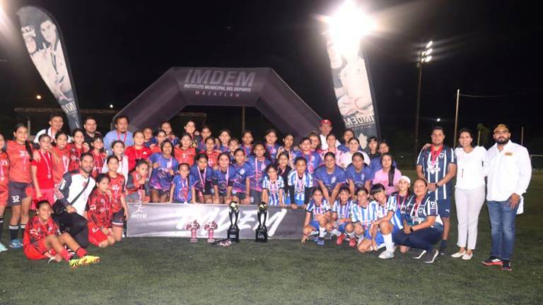 Rayaditas y Leonas se coronan en la Liga Interacademias de Futbol Femenil